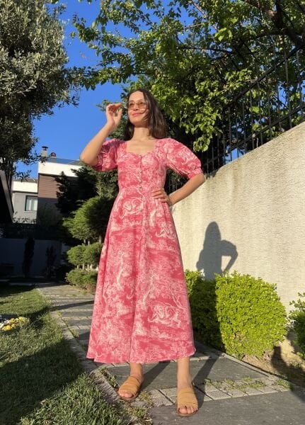 Pembe Desenli Kare Yaka Keten Elbise