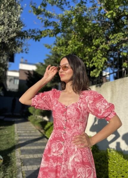 Pembe Desenli Kare Yaka Keten Elbise