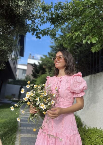 Önü Fırfırlı Düğme Detaylı Brode Elbise-Pembe