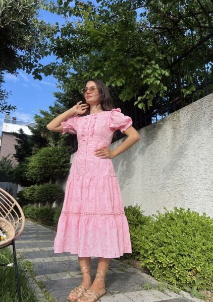 Önü Fırfırlı Düğme Detaylı Brode Elbise-Pembe
