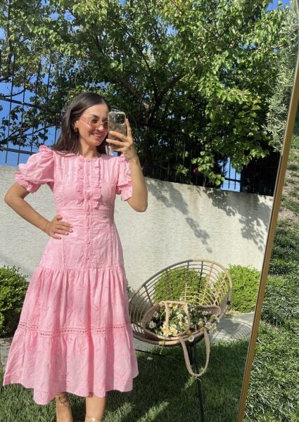 Önü Fırfırlı Düğme Detaylı Brode Elbise-Pembe