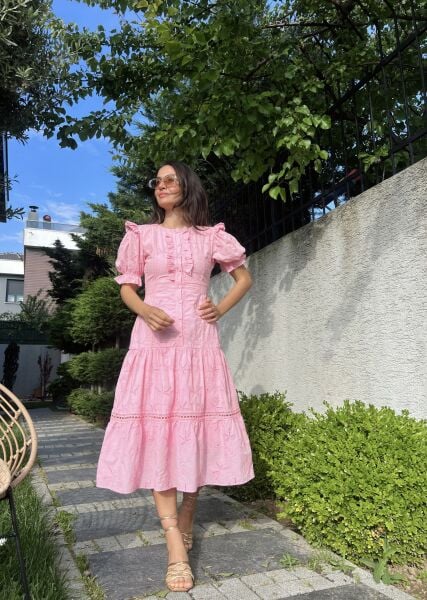 Önü Fırfırlı Düğme Detaylı Brode Elbise-Pembe