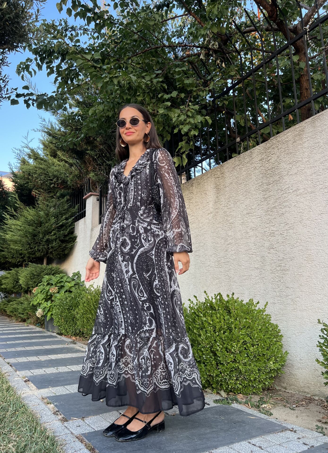 Önü Fırfırlı Siyah Desenli  Şifon Elbise