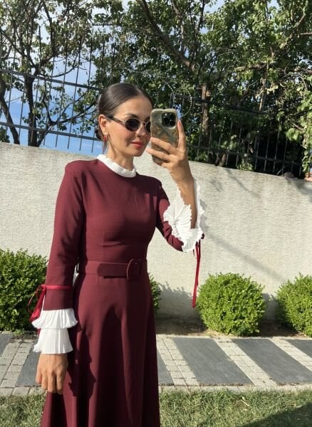 Kolları ve Yakası Piliseli Elbise-Bordo