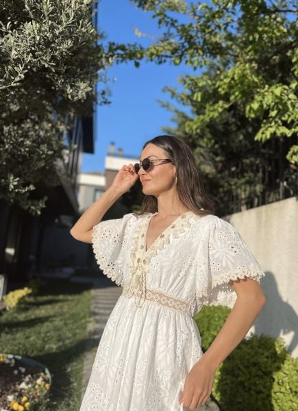 Beli Dantel Detaylı Beyaz Brode Elbise